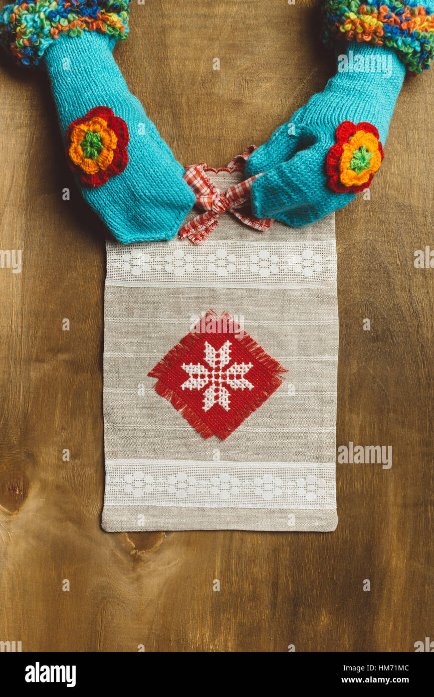 Brautjungfer Geschenk Canvas Tasche mit einer roten Schleife. Paket hat rot-weiße Muster. Stockfoto