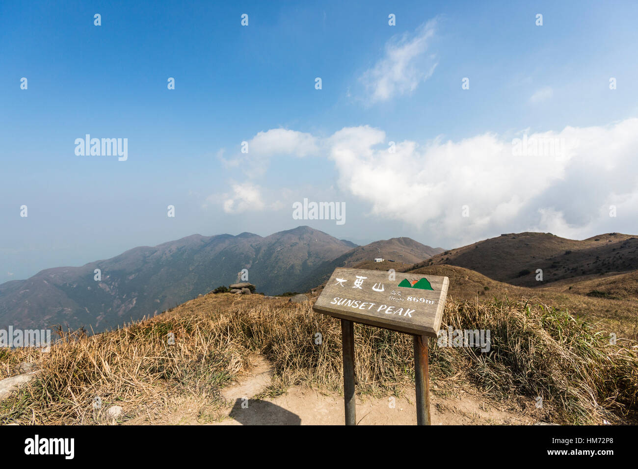 Wandern auf Lantau Peak und dem Sunset Peak auf Lantau Island, Hongkong, 26. Januar 2017. Stockfoto