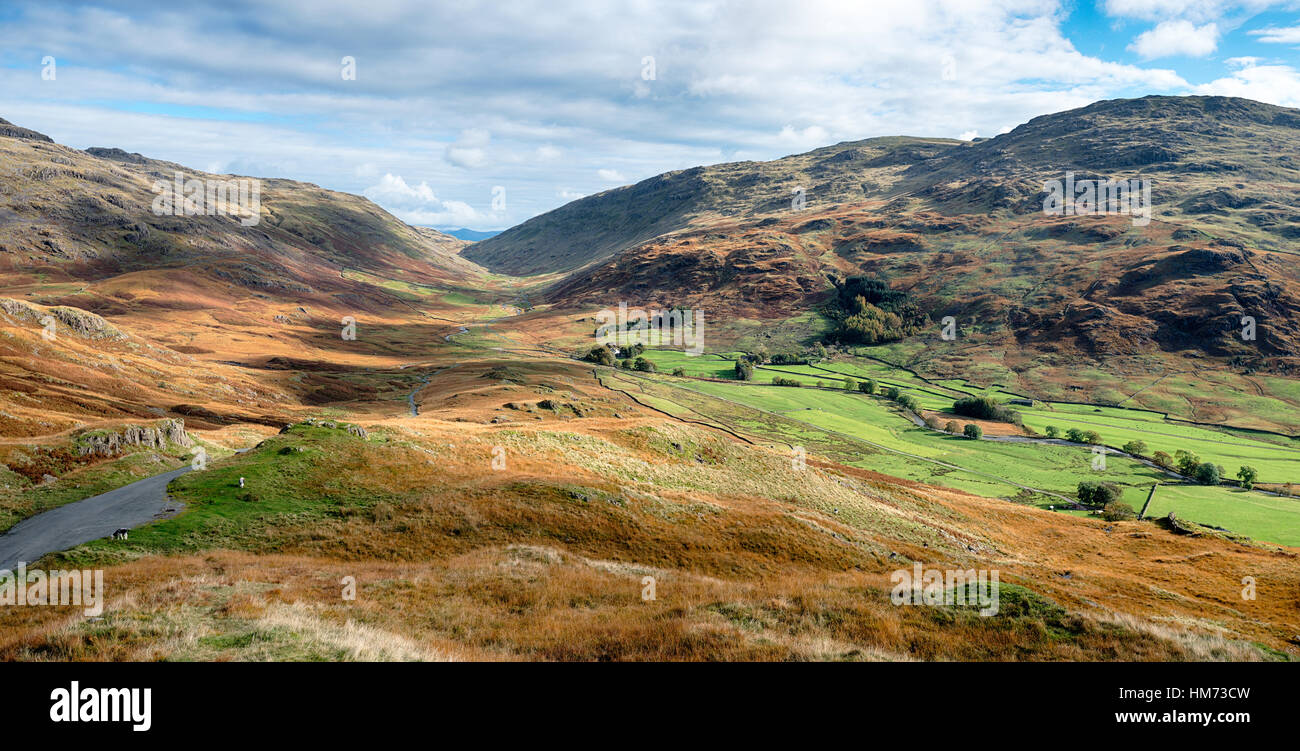 Dramatische Berge Landschaft treffen sich die Pässe von Wrynose und Hardknott im Offshore-Valley in Cumbria Stockfoto