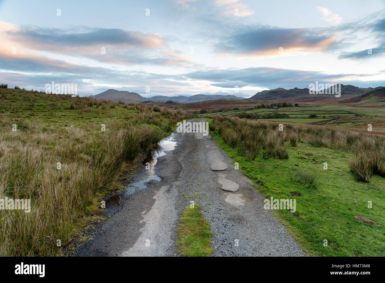 Eine einsame Landstraße führt durch Birker fiel in den Lake District National Park in Cumbria Stockfoto