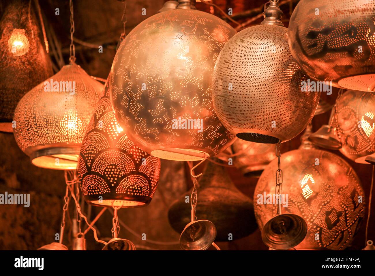 Kronleuchter vom touristischen Bazar von Khan El Khalili im islamischen Kairo in Ägypten Stockfoto