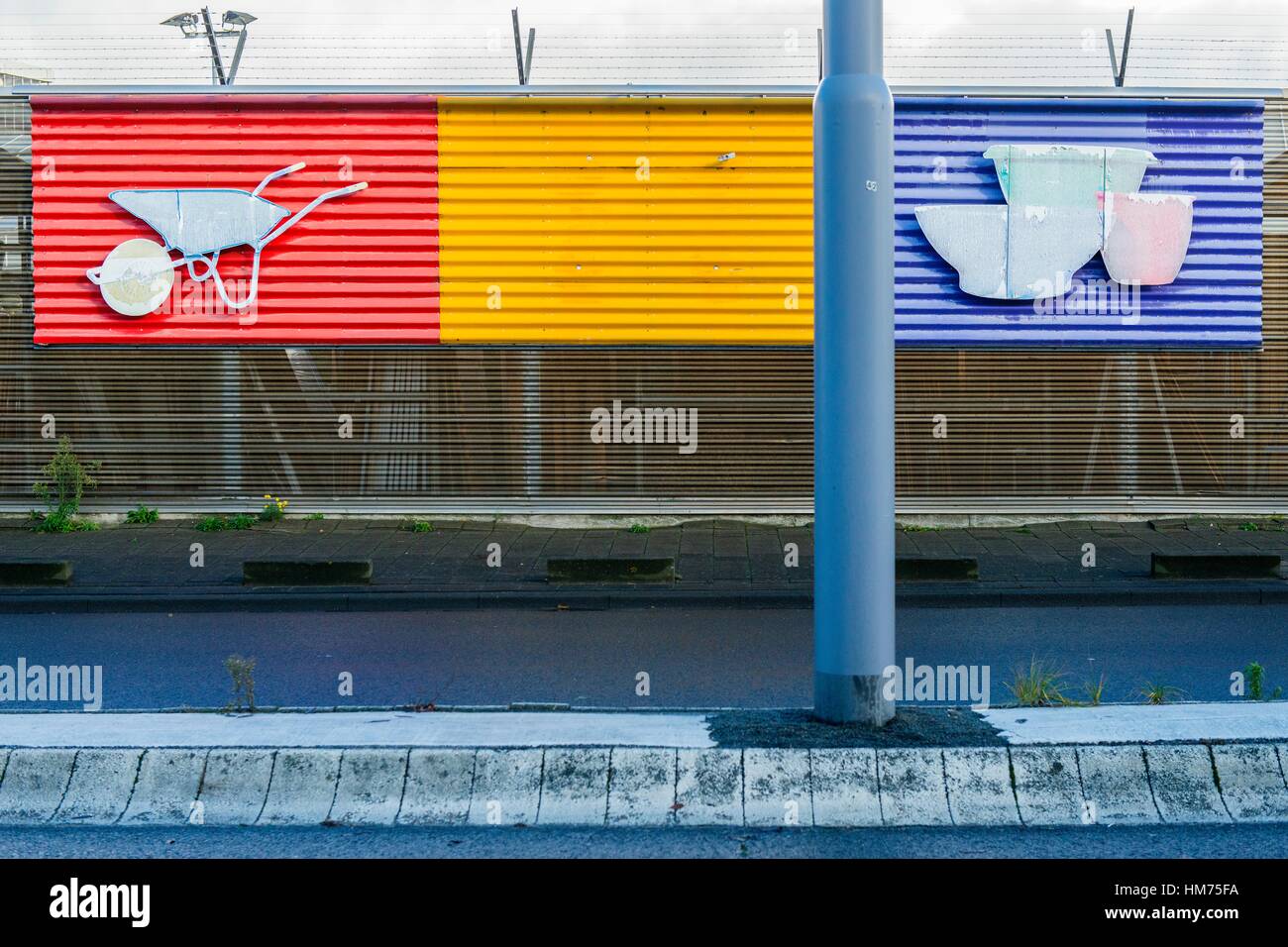 Rotterdam, Niederlande. Ein gewerbliches Schild auf einem Industriegebäude, Baugewerbe Werkzeuge und Materialien zu verkaufen. Stockfoto