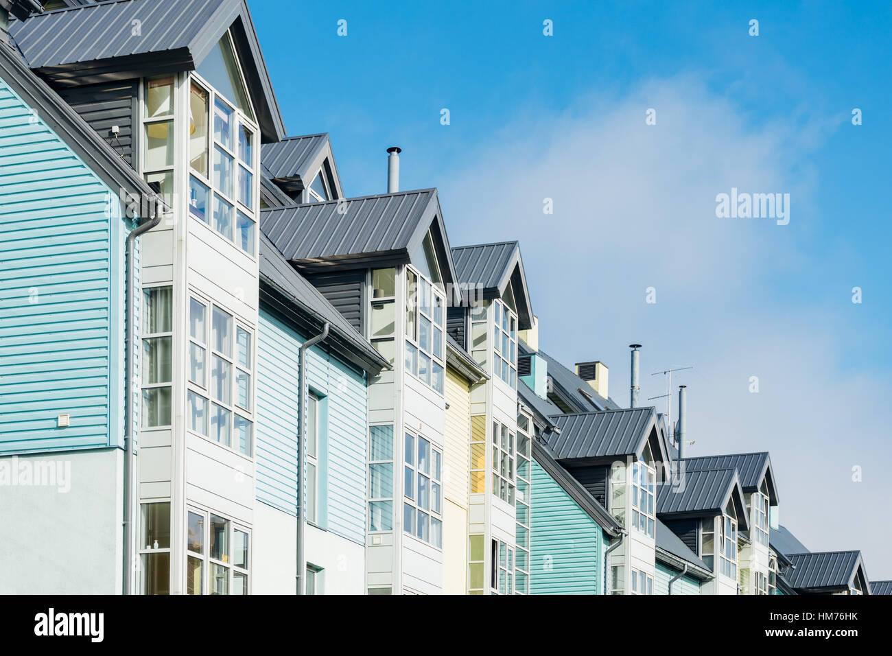 Modernes Wohnhaus Fassade gegen blauen Himmel, Immobilien-Konzept Stockfoto