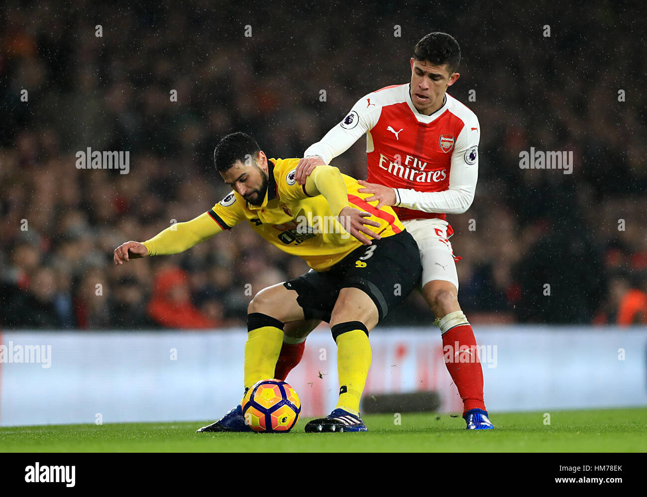 Watford Miguel Britos (links) und Arsenals Gabriel Paulista Kampf um den Ball in der Premier League match bei The Emirates Stadium in London. Stockfoto