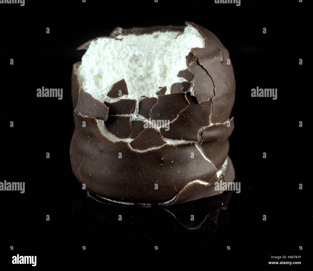 Krembo Schokolade-beschichteten Marshmallow behandelt, einer mit Biss Stockfoto