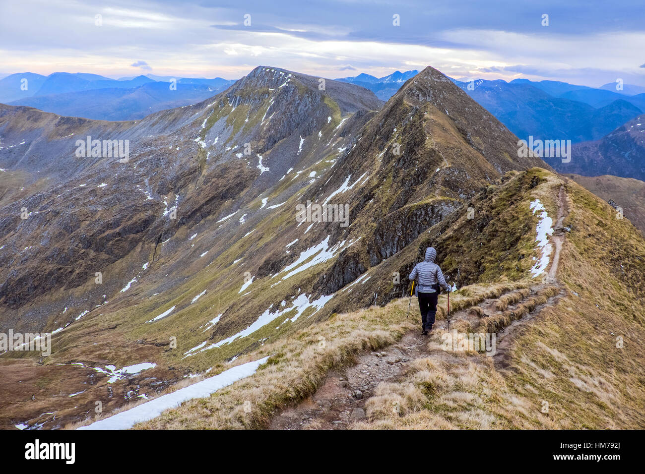Eine weibliche Wanderer auf dem Devil's Ridge, Mamores, Schottland Stockfoto