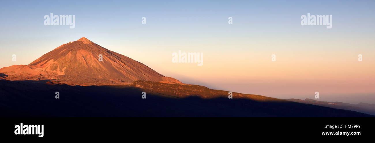 Panoramablick auf Pico del Teide bei Sonnenaufgang, Passat Wolken, Nationalpark Teide, Teneriffa, Kanarische Inseln, Spanien Stockfoto