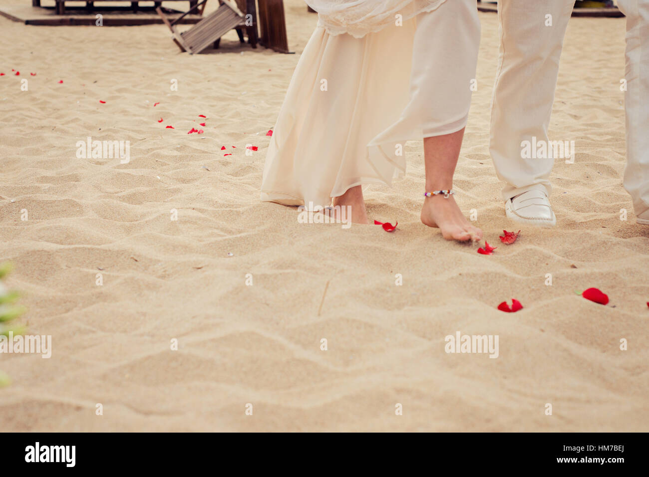 Bulgarische Strandhochzeit. Braut und ihr Vater sind Fuß Stockfoto