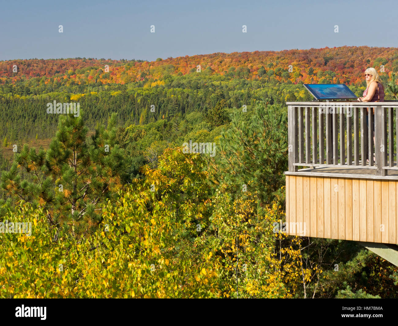 Algonquin Provincial Park, Kanada, Ontario, Herbst, helle Farbe, Wald, frische Luft, Altweibersommer, Holz, natürliche, Natur, Nordhalbkugel, Natur, Panorama, sonnigen Tag, Bäume, Wildnis, bunt, Menschen, Person, Suche, Übersicht, Aussichtspunkt, Informationen, Platte, Zeichen Stockfoto