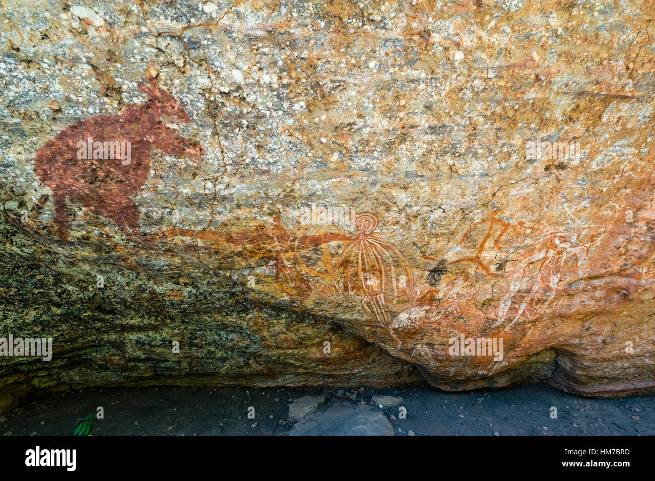 Ein Aborigine-Felskunst-Malerei neigen Galerie mit einem Känguru. Stockfoto