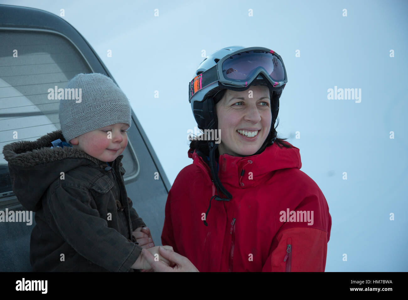 Mutter und junge Sohn genießen Olymp Skigebiet in Canterbury, Neuseeland Stockfoto