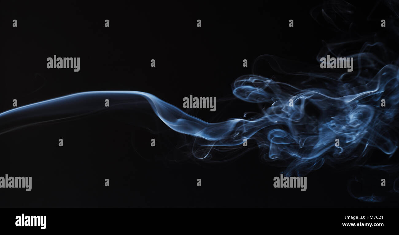Rauchen auf schwarzem Hintergrund Stockfoto
