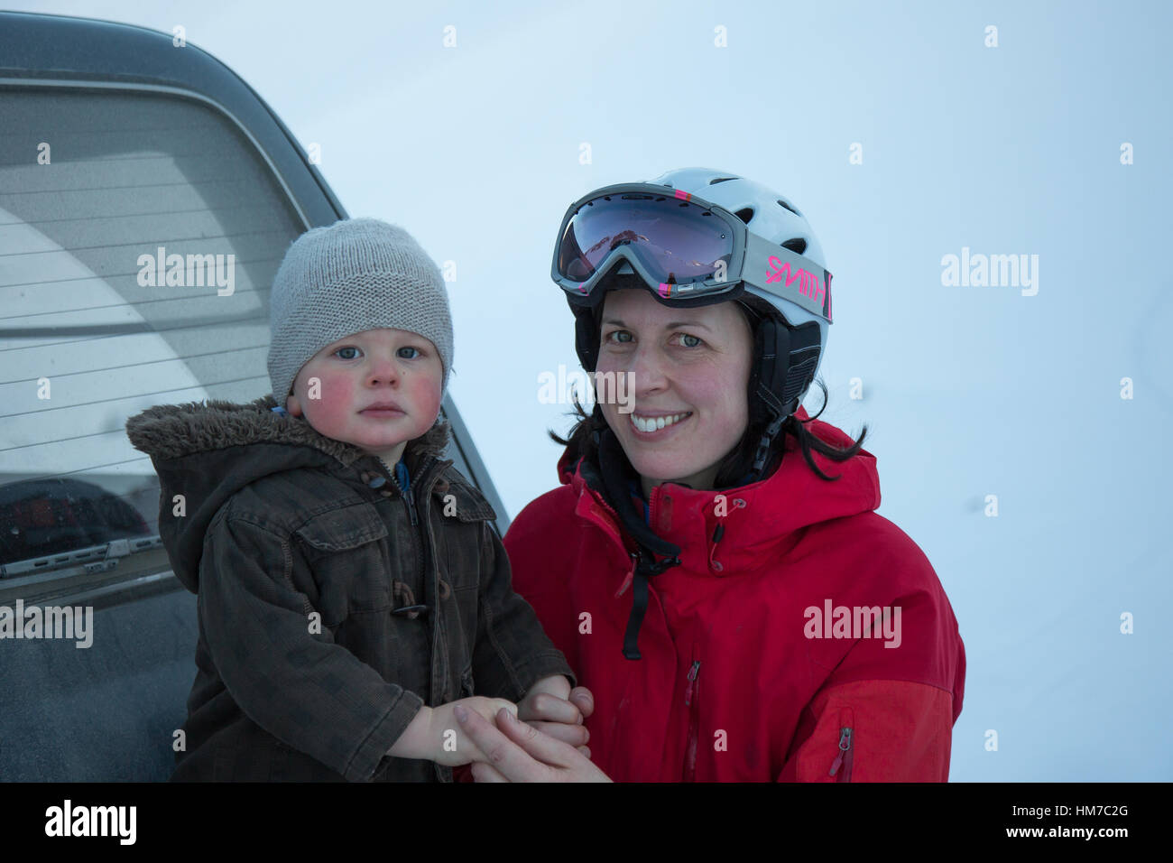 Mutter und junge Sohn genießen Olymp Skigebiet in Canterbury, Neuseeland Stockfoto