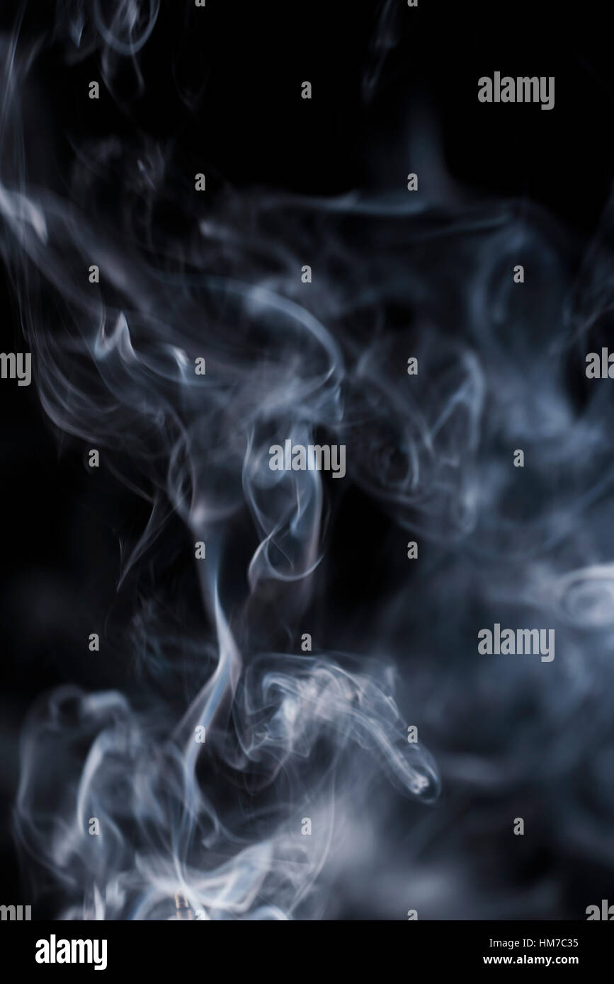 Rauchen auf schwarzem Hintergrund Stockfoto