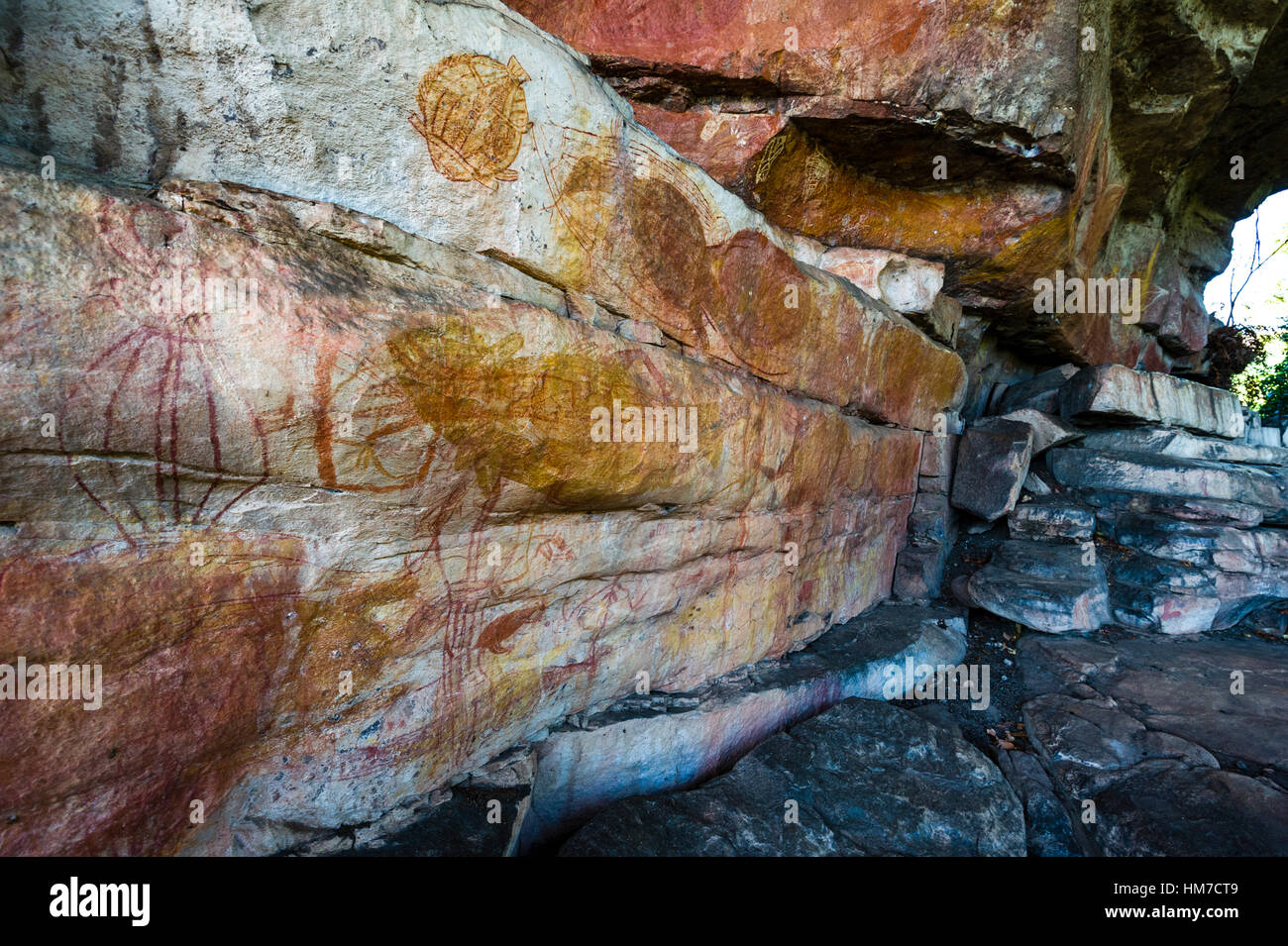 Ein Klippe Überhang auf einer Böschung Sandstein schützt eine alte Aborigines Malerei-Kunst-Galerie. Stockfoto