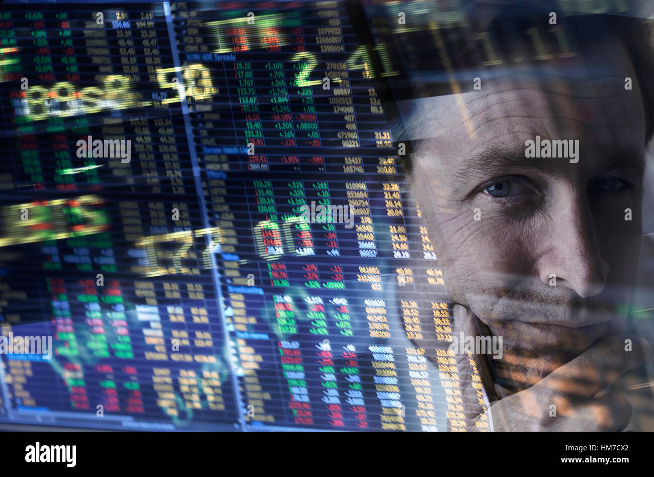 Gesicht des reifen Mannes unter Börse Diagramme und Zahlen Stockfoto
