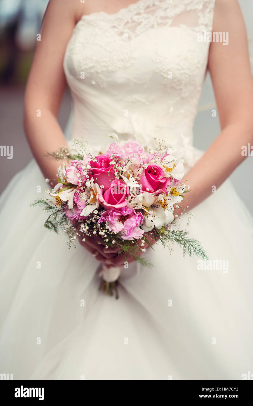 Braut hält Hochzeit Rosenstrauß. Stockfoto