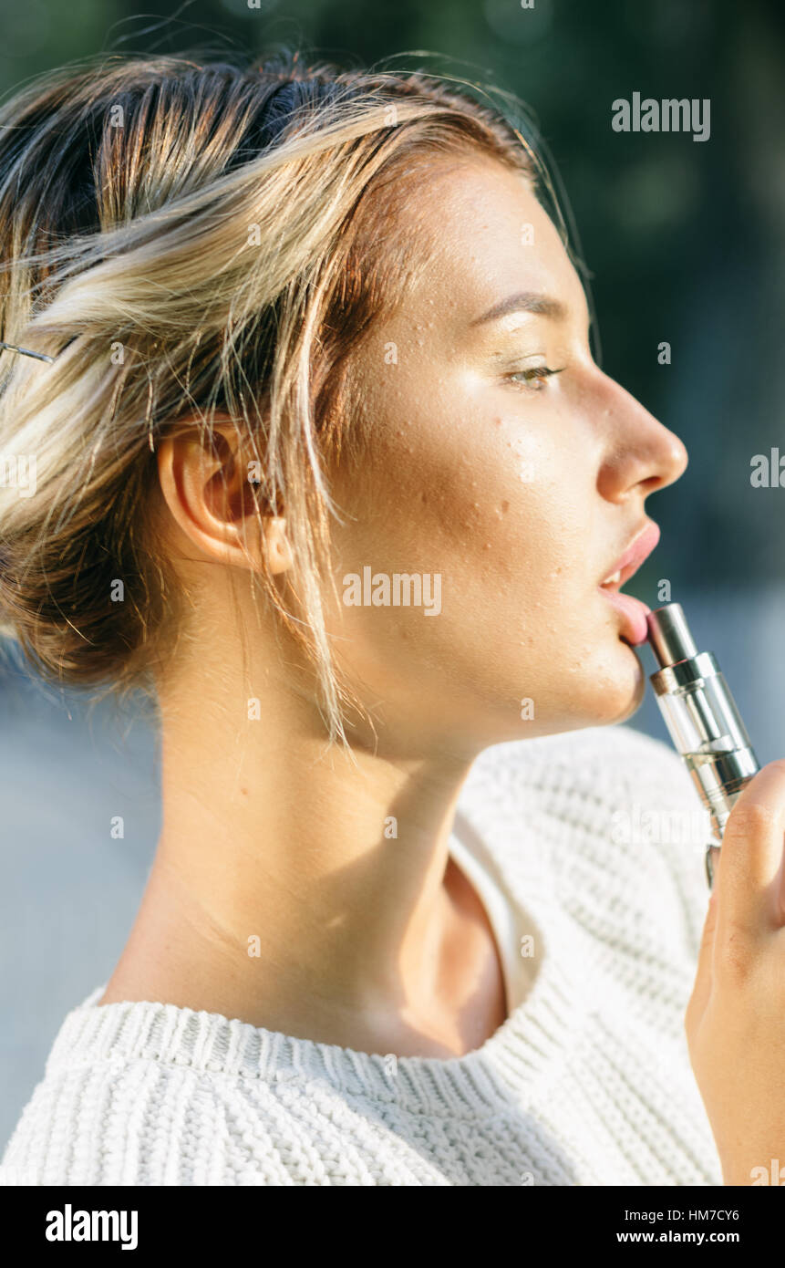 Teenager-Mädchen mit der elektronischen Zigarette Stockfoto