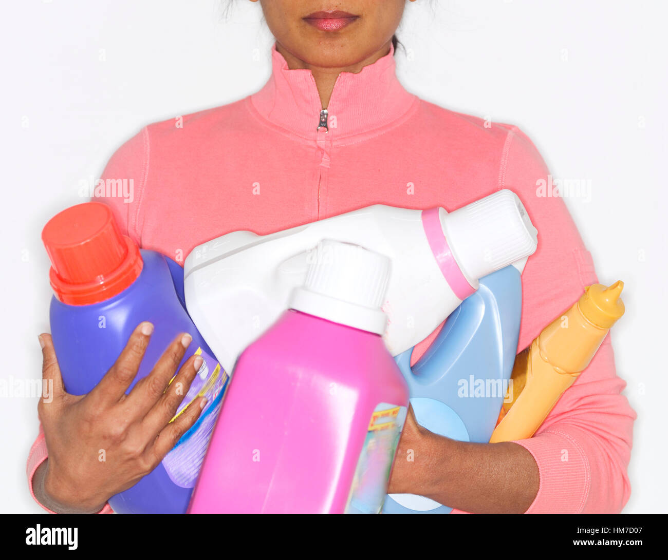 Waschmittel-Flaschen Mitte Erwachsene Frau im Besitz Stockfoto