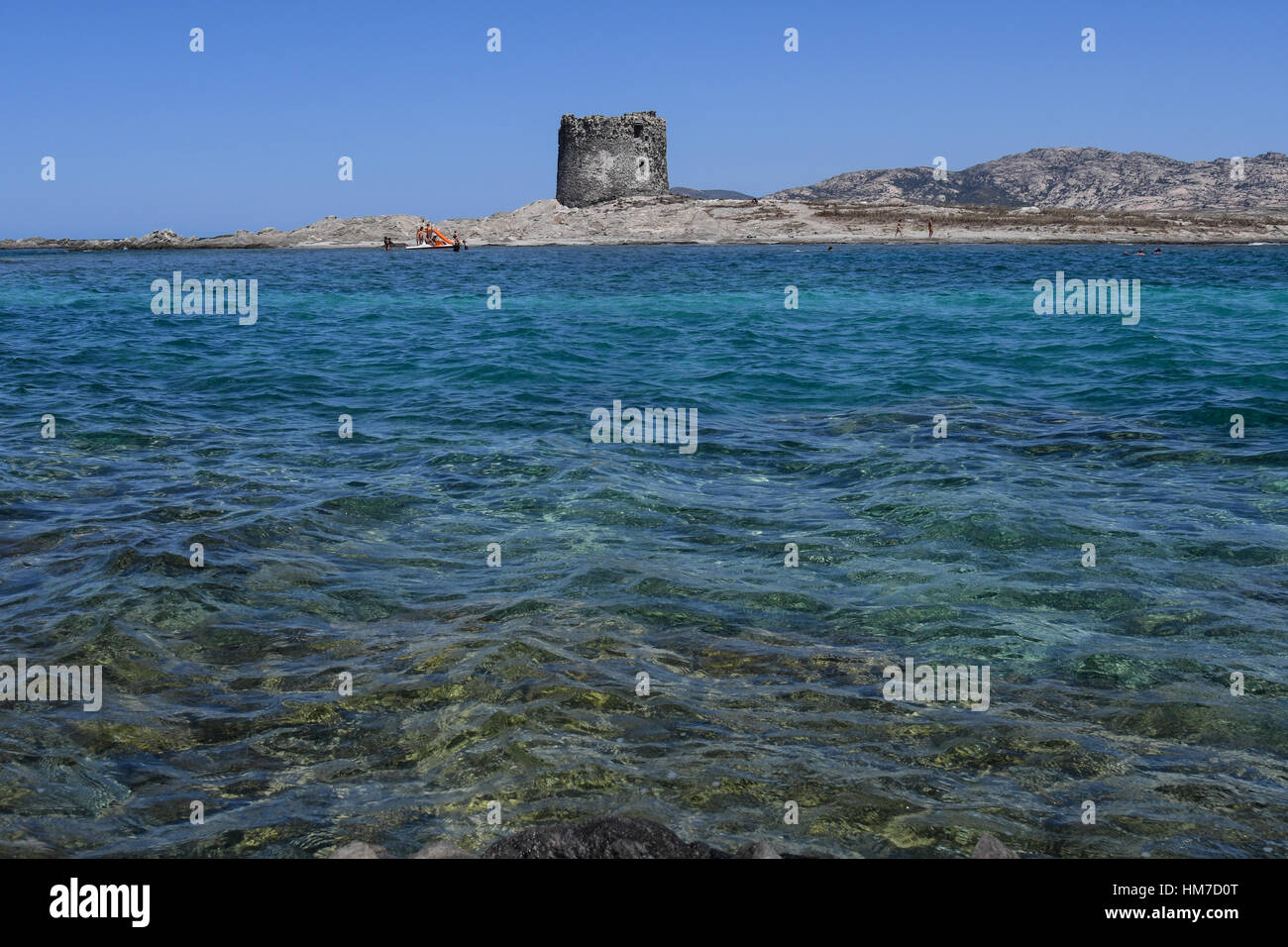 Aragonesischen Turm auf Asinara Nationalpark von La Pelosa Beach. Stockfoto