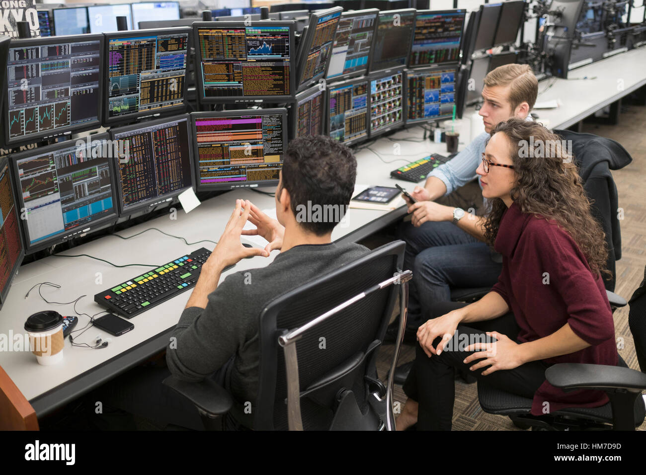 Gruppe von Jugendlichen, die Börse Datenanalyse bei trading desk Stockfoto