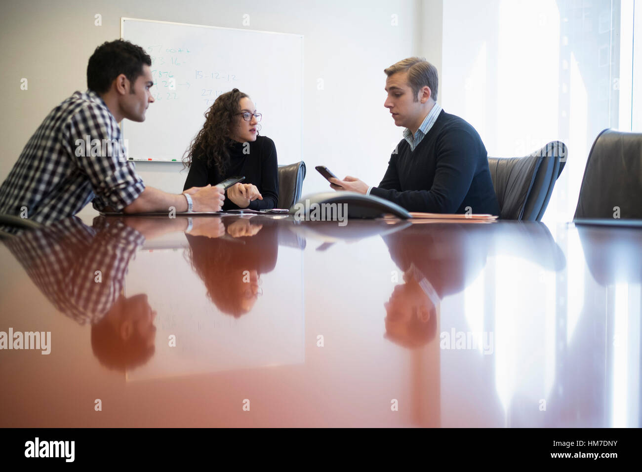 Junge Geschäftsleute mit treffen im Sitzungsraum Stockfoto