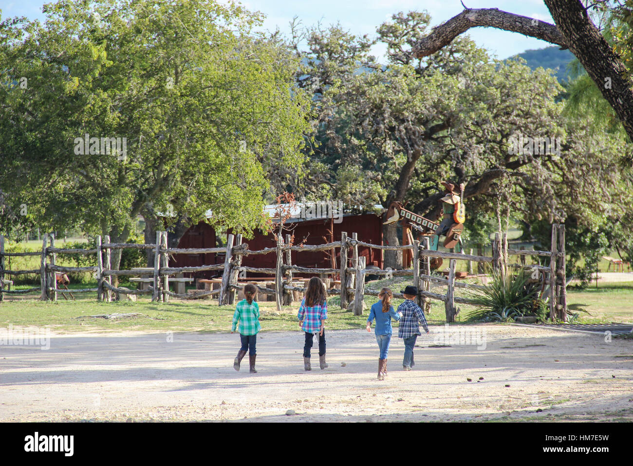 Kinder auf dem Bauernhof Stockfoto
