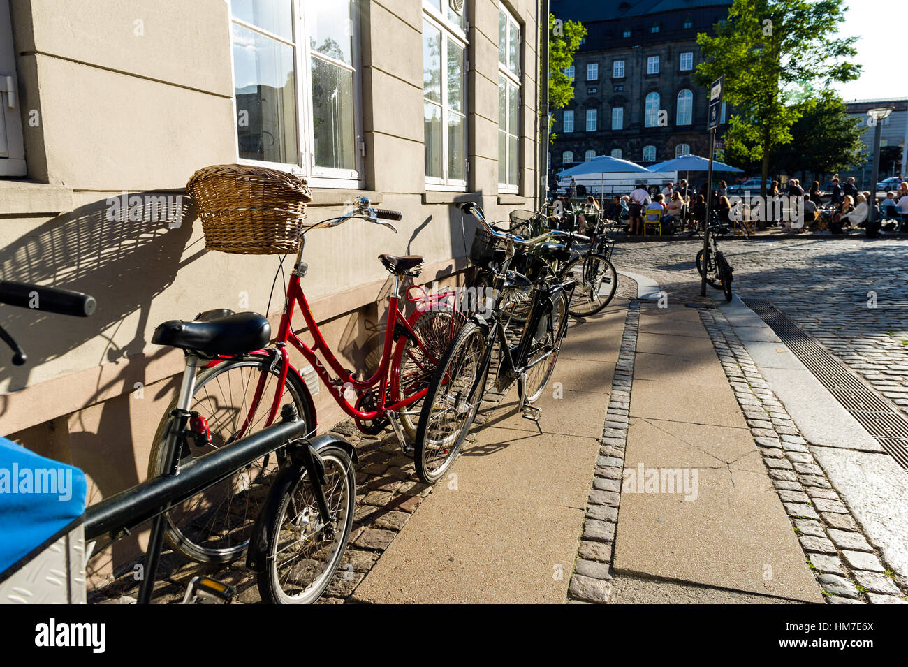 Fahrräder an eine Wand gelehnt an einem Sommertag in Kopenhagen. Stockfoto