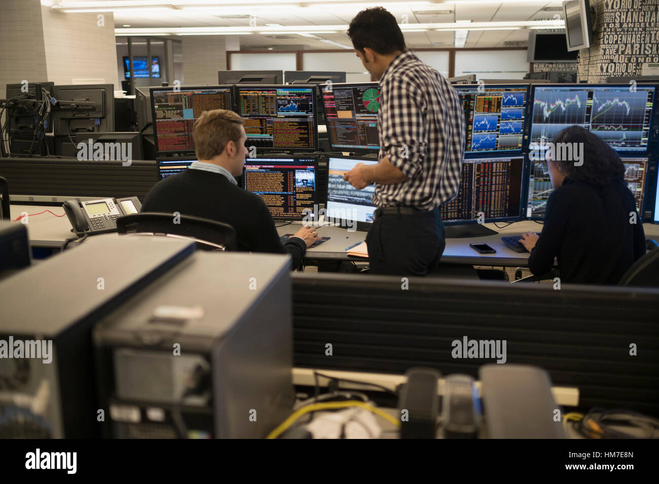 Junger Kaufleute arbeiten an Börse Stockfoto