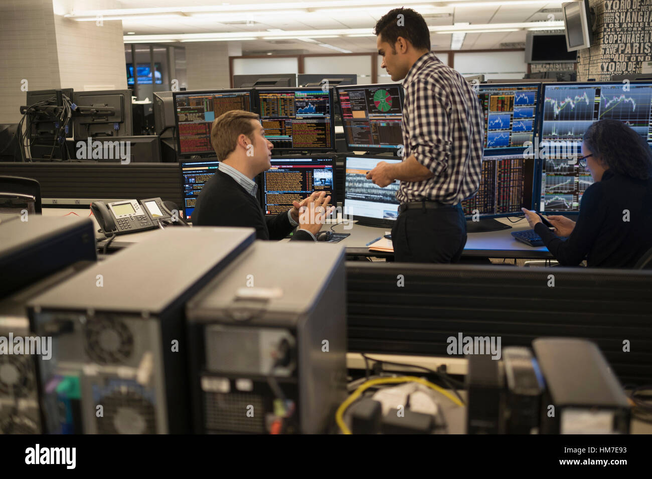 Junger Kaufleute arbeiten an Börse Stockfoto