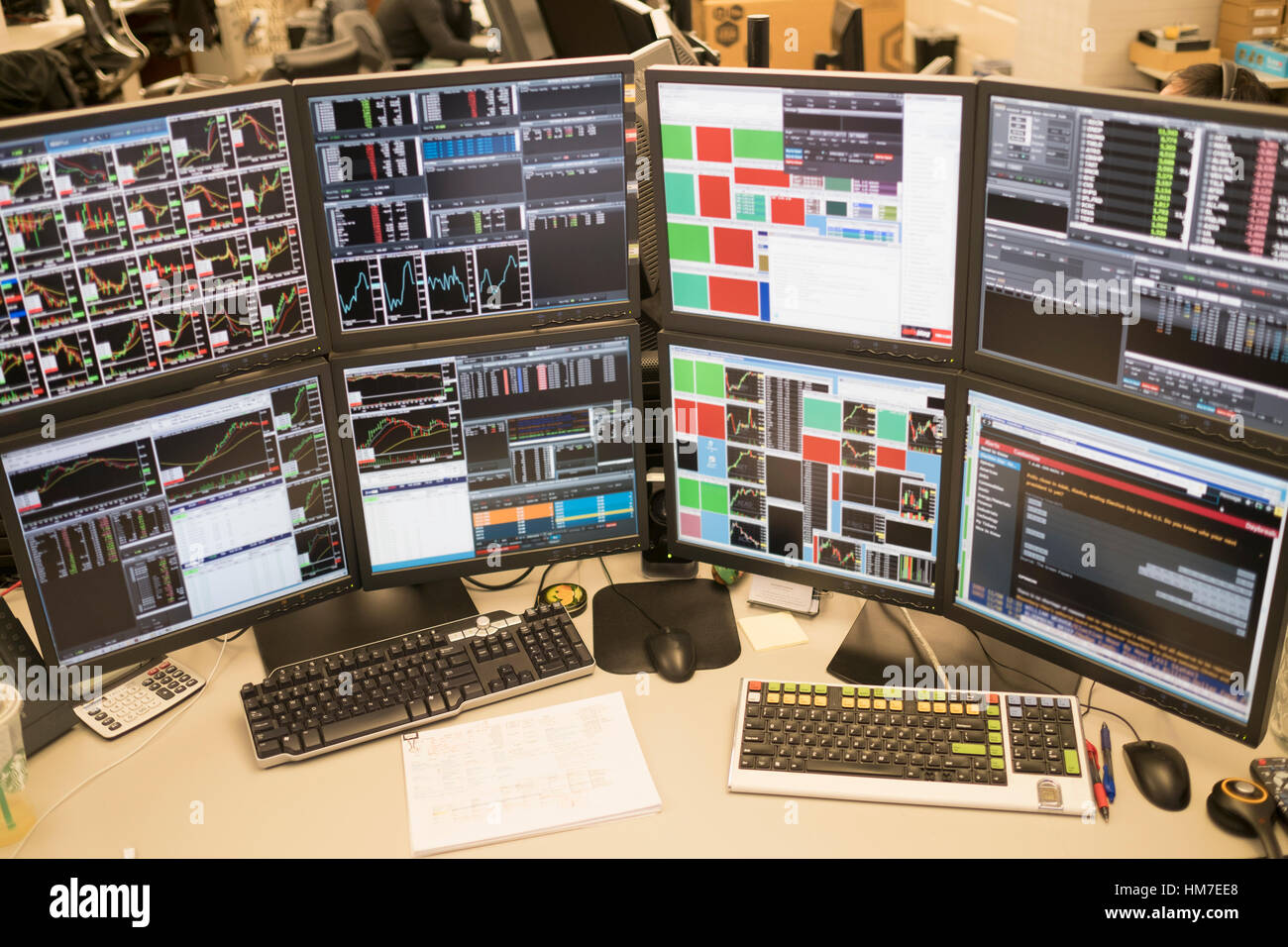 Schreibtisch mit Anordnung der Computer-monitor Stockfoto