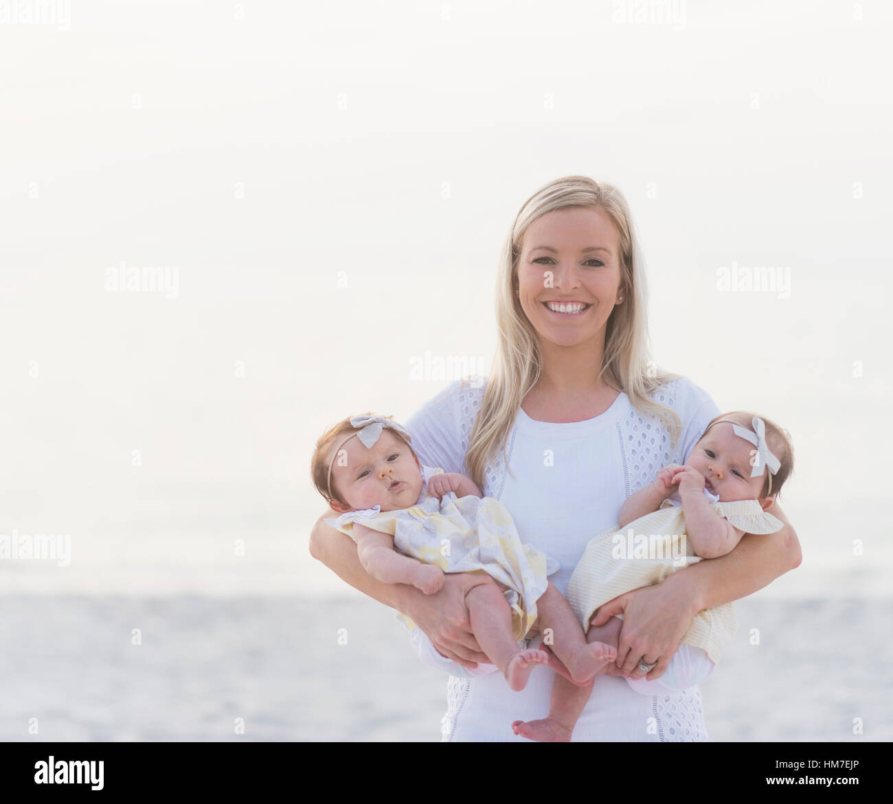 Porträt von glücklich Mitte Erwachsene Mutter mit zwei Mädchen (2-5 Monate) Stockfoto