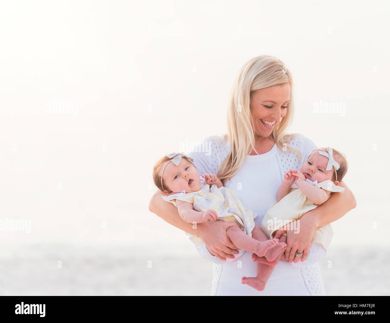 Glücklich Mitte Erwachsene Mutter mit zwei Mädchen (2-5 Monate) Stockfoto