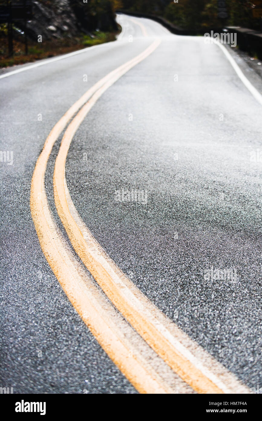 Empty mountain road Stockfoto