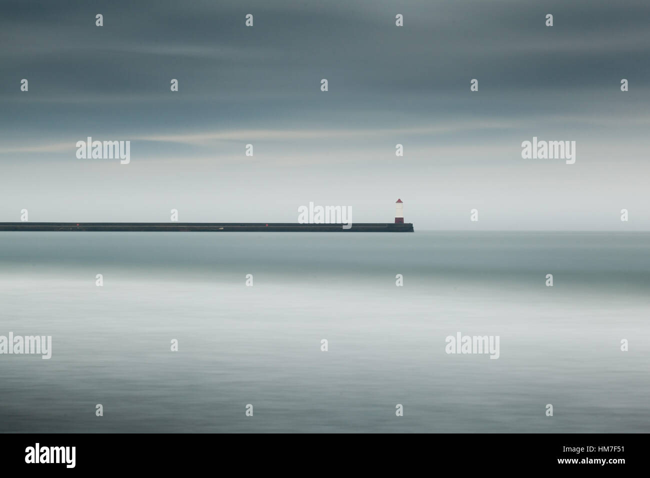 Langzeitbelichtung der lange Mole und Leuchtturm in Berwick-upon-Tweed aus Spittal Strand an einem regnerischen Tag in Northumberland Stockfoto