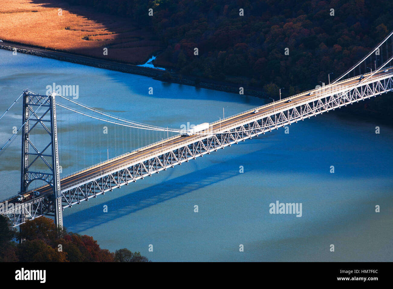 USA, New York, Bear Mountain Bridge über dem blauen Fluss Stockfoto