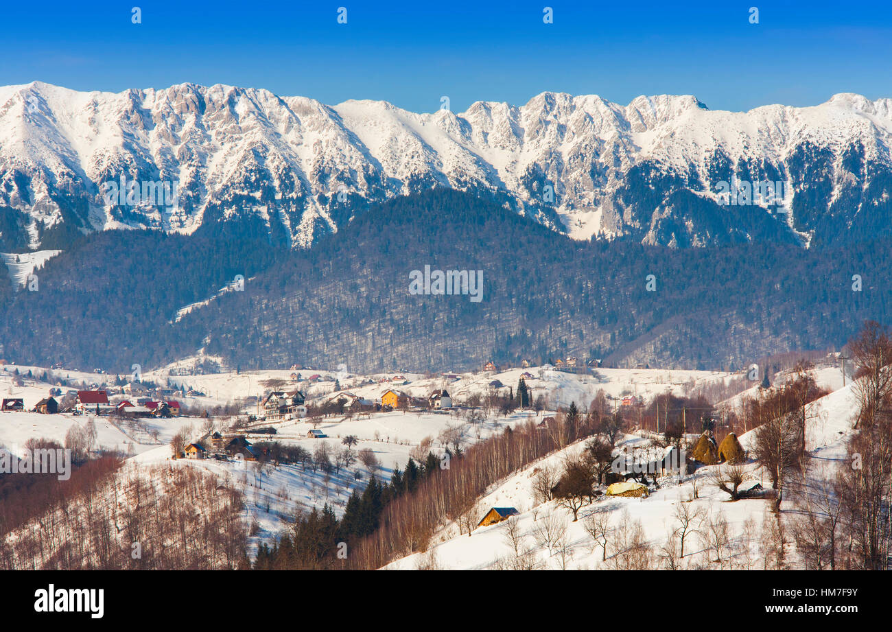 Winterlandschaft in Rumänien, Piatra Craiului Gebirge von Rucar - Bran Autobahn gesehen Stockfoto