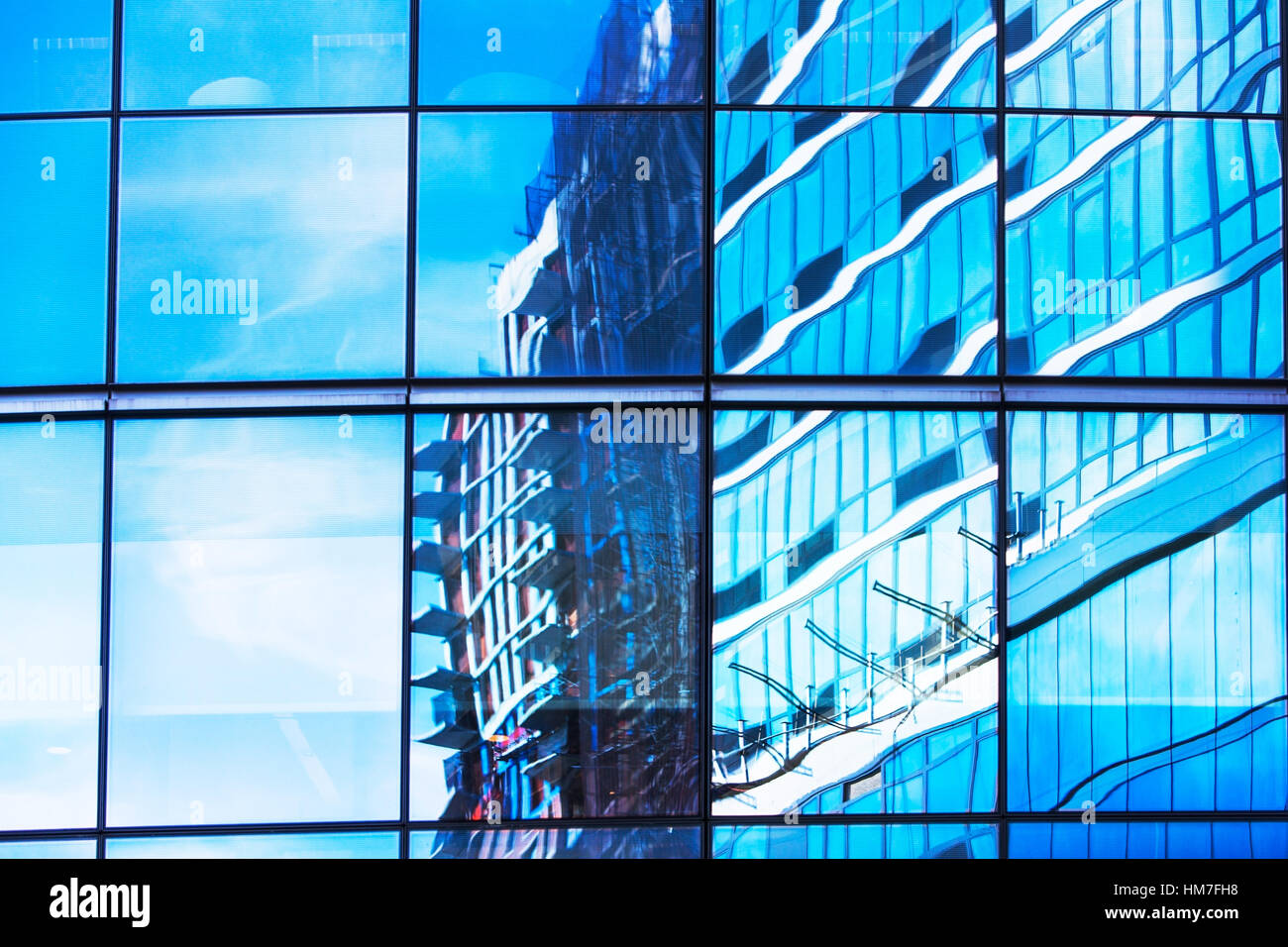 USA, New York, Wolken und Wohnhaus im gläsernen Bürogebäude Stockfoto