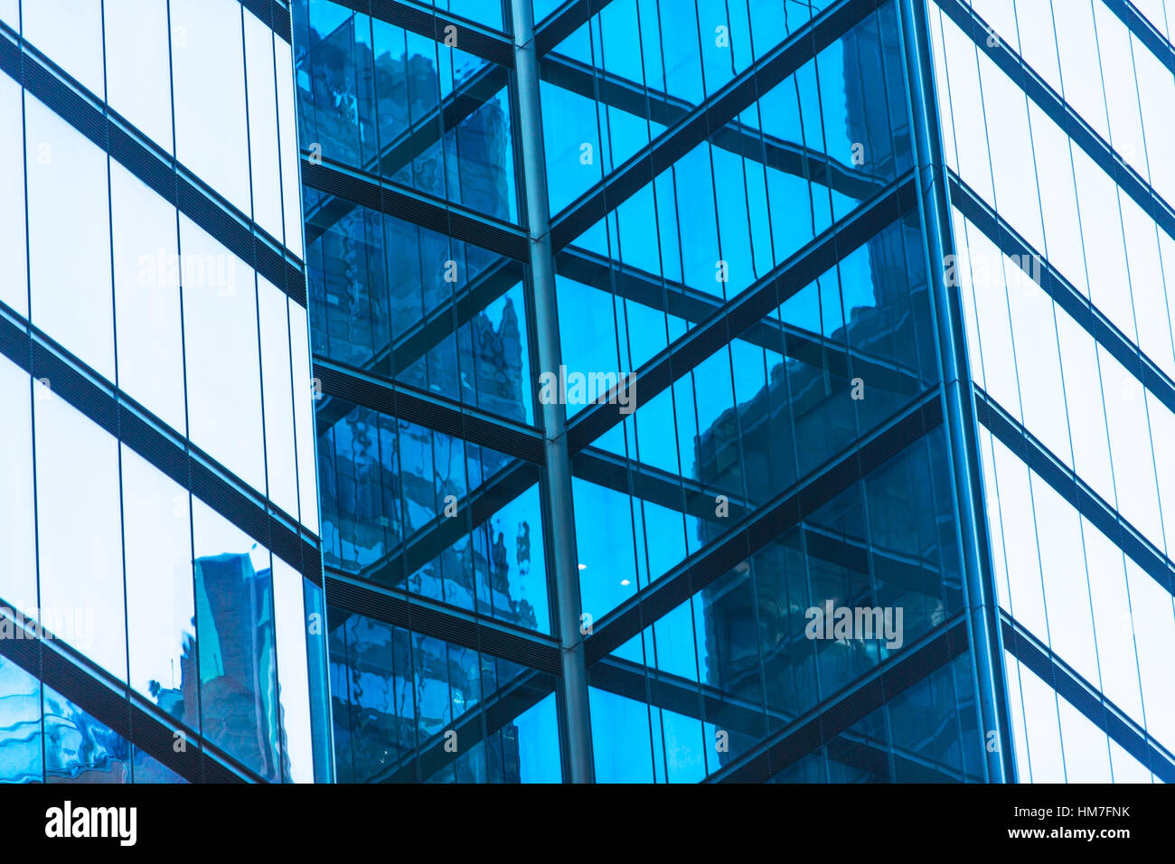 USA, New York, Reflexionen im Bürogebäude Stockfoto