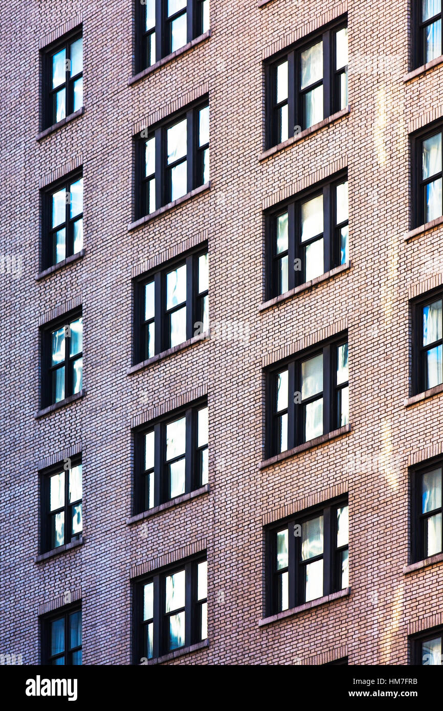 USA, New York, Reihe der Fenster im Hochhaus Stockfoto