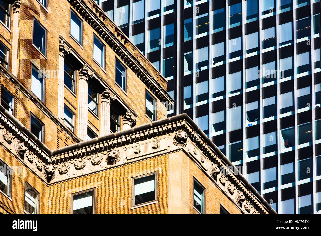 USA, New York, alte Gebäude und moderne Bürogebäude hinter Stockfoto