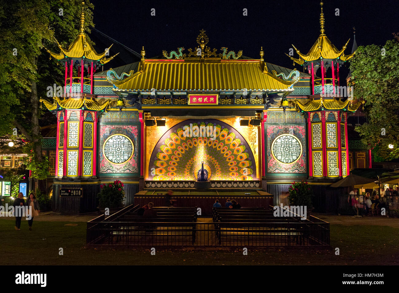 Die bunte Fassade des Palais Oriental nachts beleuchtet. Stockfoto
