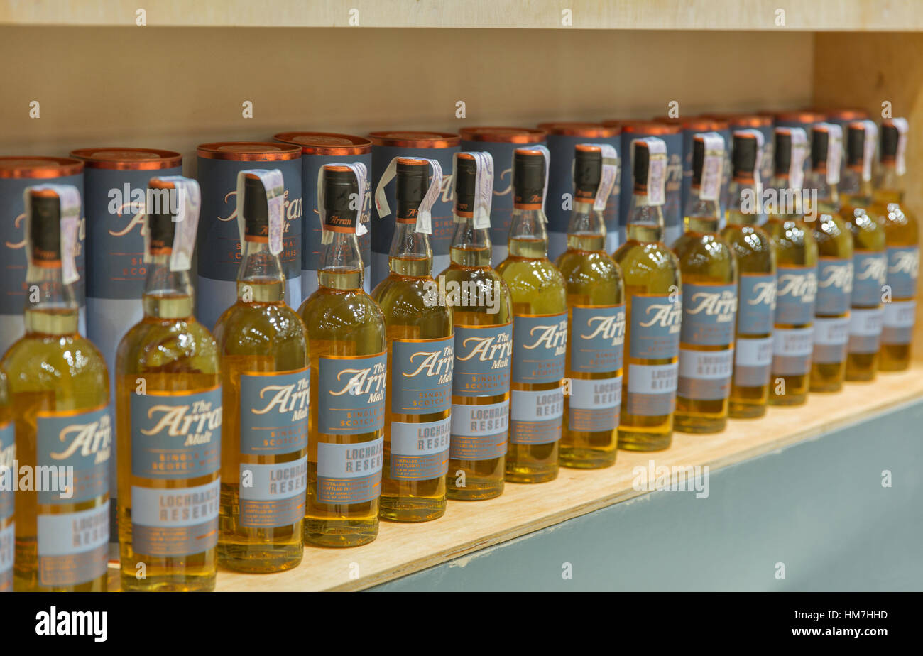 Kiew, UKRAINE - 21. November 2015: The Arran Lochranza Reserve Single Malt Scotch Whisky Flaschen Closeup in Folge für die Weinprobe am Stand auf der ukrainischen Wh Stockfoto