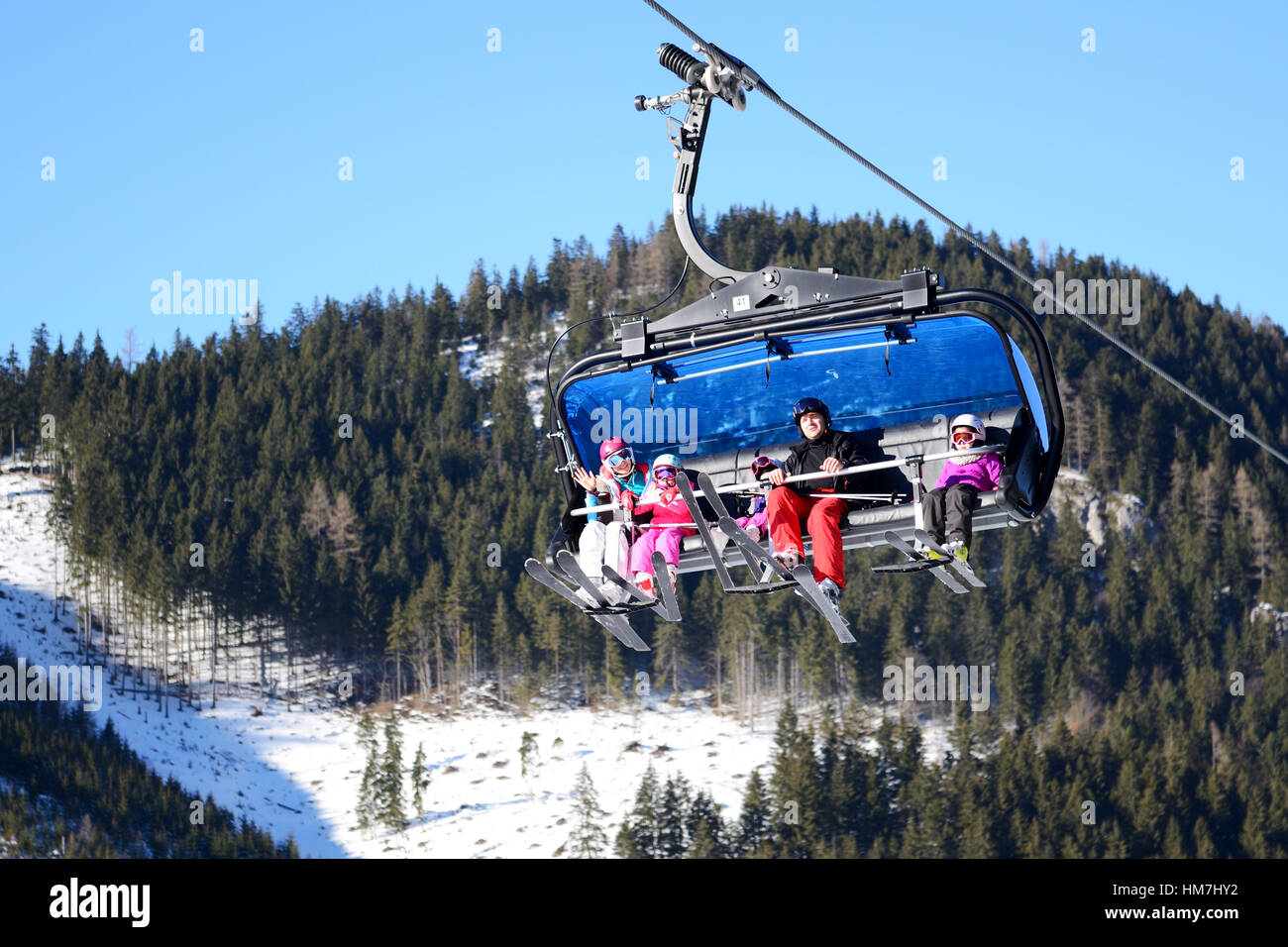 Die Kabine des glücklichen Seilbahn mit Familie der Skifahrer in Jasna Niedere Tatra. Es ist das größte Skigebiet in der Slowakei Stockfoto