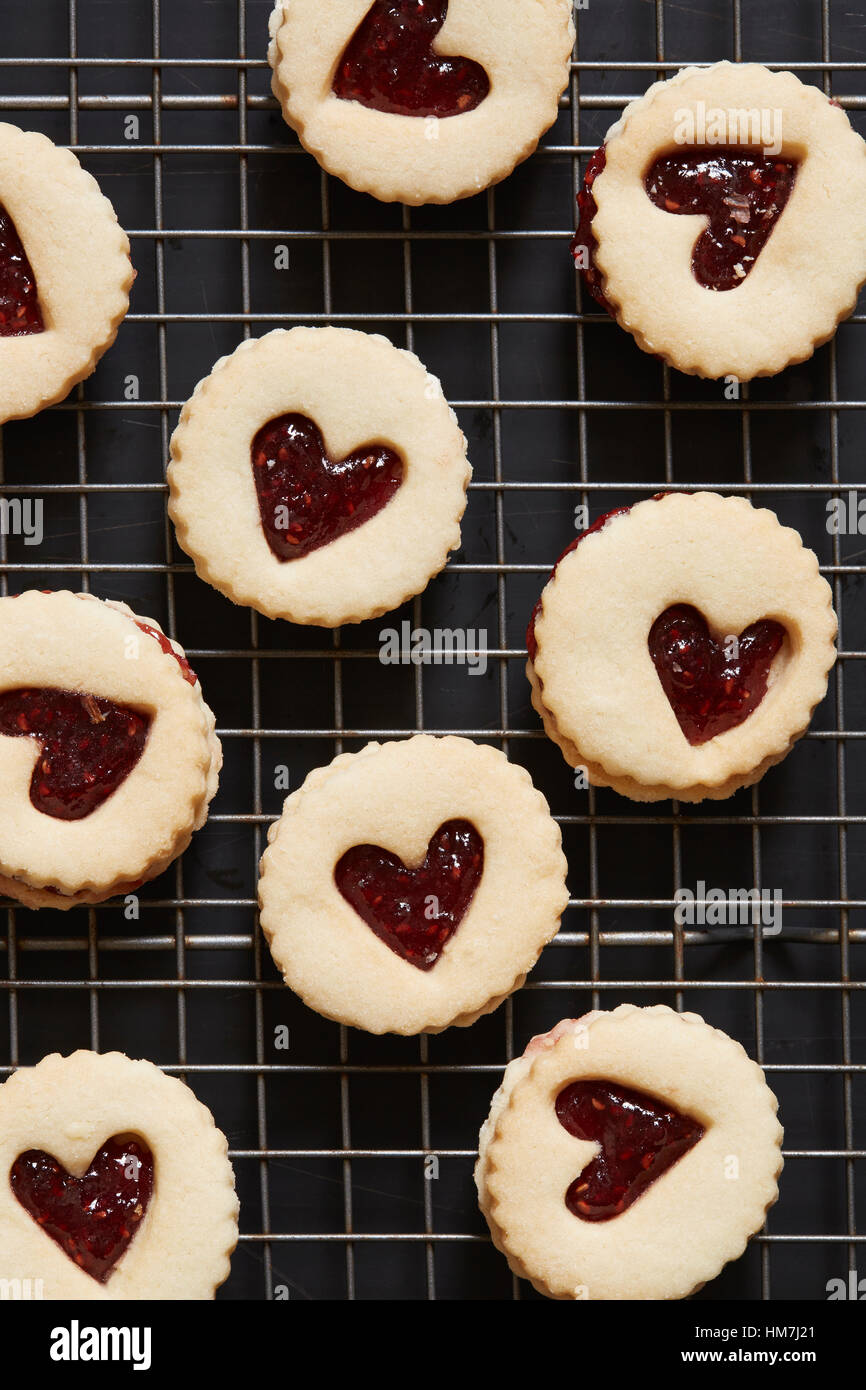 Cookies mit Herzformen auf Backblech Stockfoto