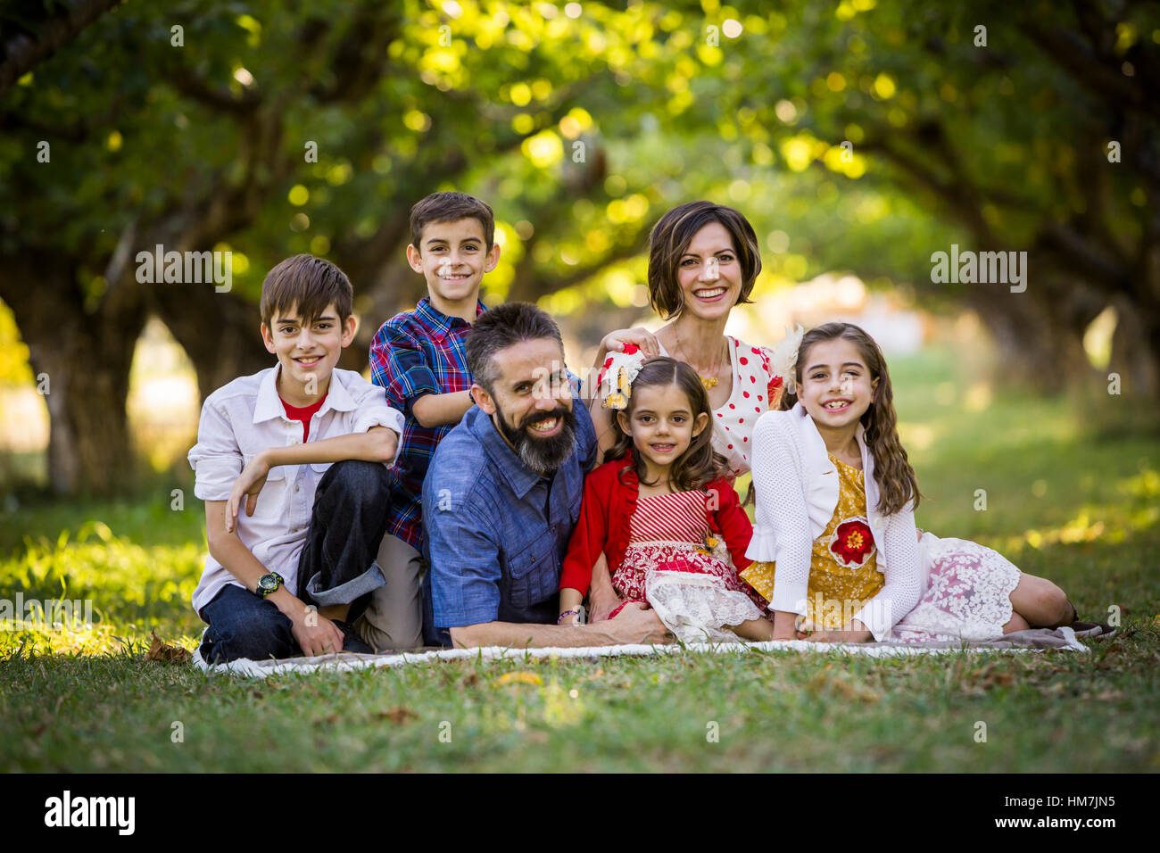 Familie sitzen und Lächeln Stockfoto