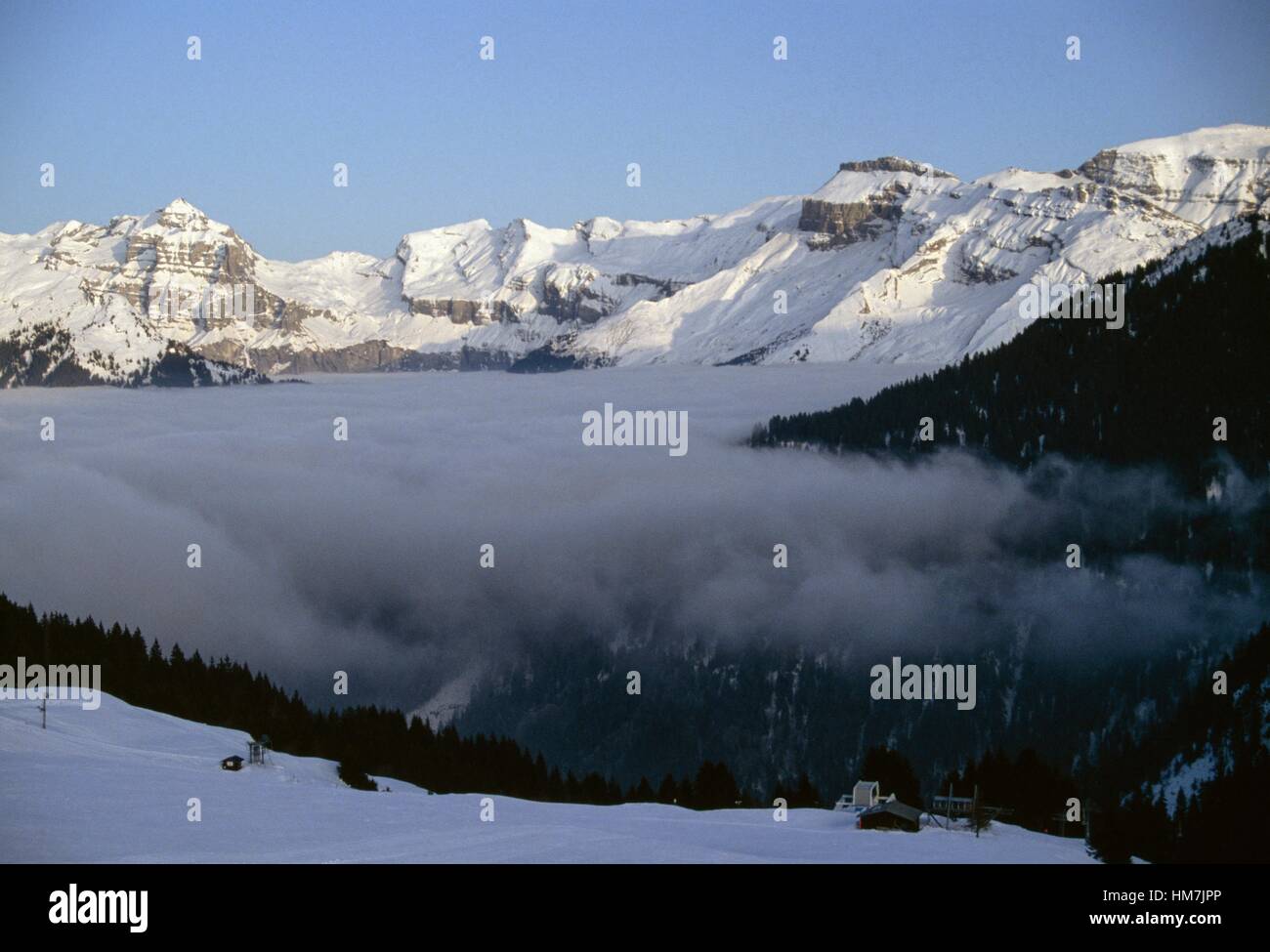 Cirque du Fer a Cheval, schneebedeckten Massivs und niedrige Wolken, Sixt-Fer-pro-Cheval, Auvergne-Rhone-Alpes, Frankreich. Stockfoto