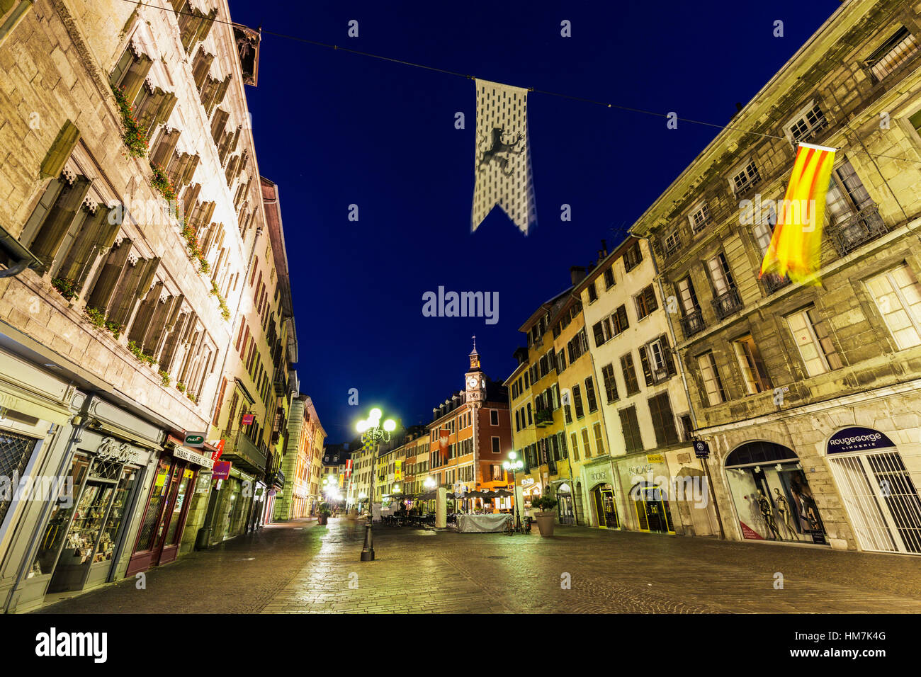 Frankreich, Auvergne-Rhone-Alpes, Chambery, Straße bei Nacht Stockfoto