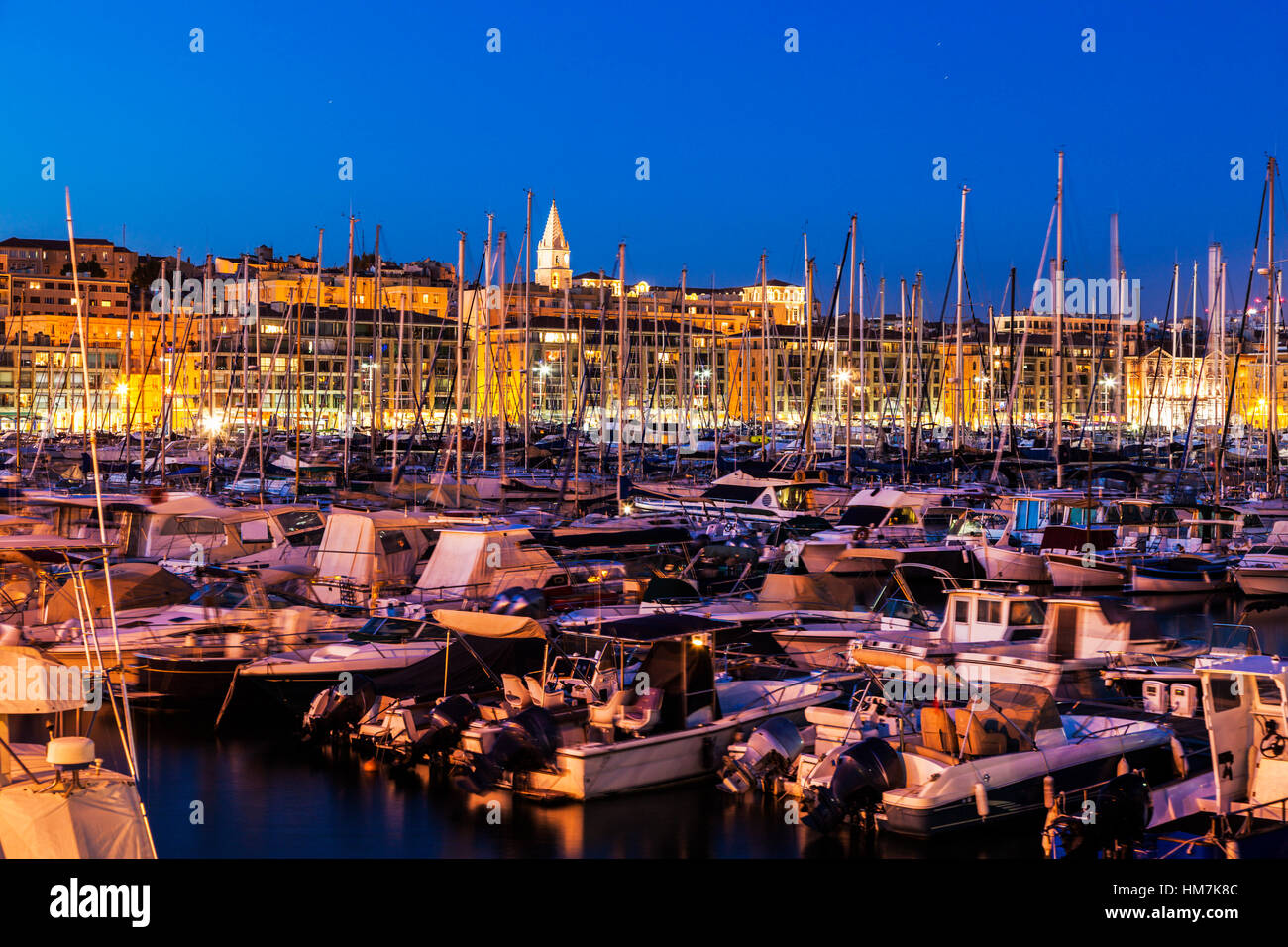 Frankreich, Provence-Alpes-Cote d ' Azur, Marseille, drängten sich Vieux Port - alten Hafen in der Abenddämmerung Stockfoto
