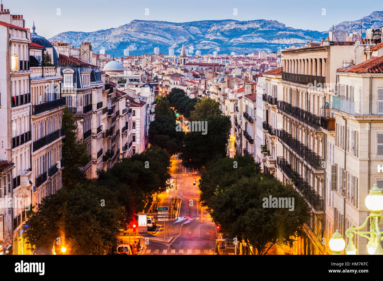 Frankreich, Provence-Alpes-Cote d ' Azur, Marseille, Straße in Stadt, Berg im Hintergrund Stockfoto